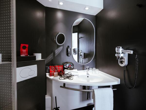 Ibis Luxembourg Airport : photo 2 de la chambre chambre standard avec 1 lit double et 2 lits simples