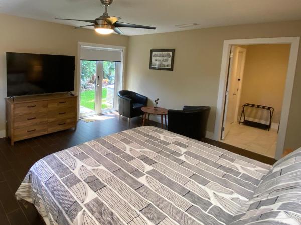 Riverbank Guesthouse Wilton Manors : photo 4 de la chambre chambre lit king-size - vue sur piscine 