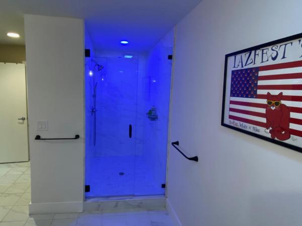 Riverbank Guesthouse Wilton Manors : photo 8 de la chambre chambre lit king-size - vue sur piscine 