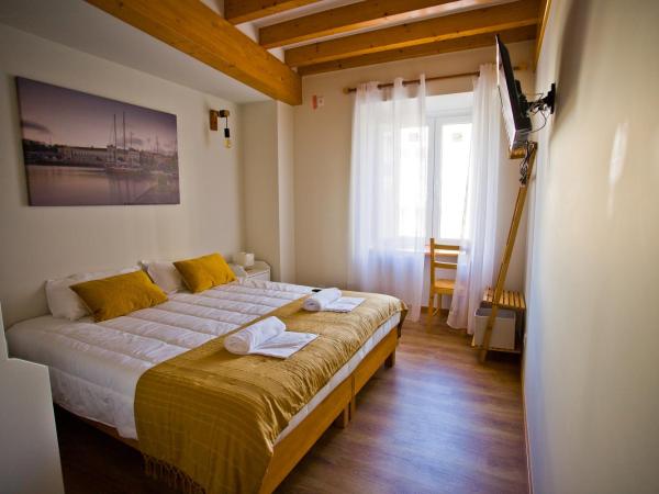 Guest House 10 de Agosto : photo 2 de la chambre chambre double ou lits jumeaux avec salle de bains privative