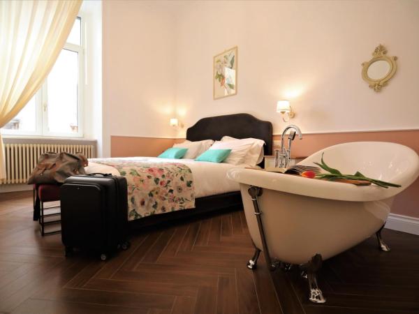 Macchiato Suites Boutique Guest House : photo 6 de la chambre chambre double deluxe avec baignoire