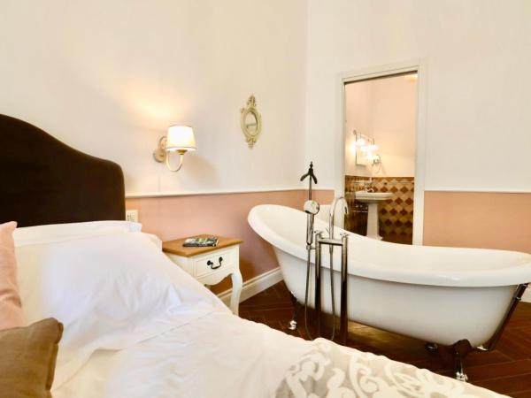 Macchiato Suites Boutique Guest House : photo 7 de la chambre chambre double deluxe avec baignoire
