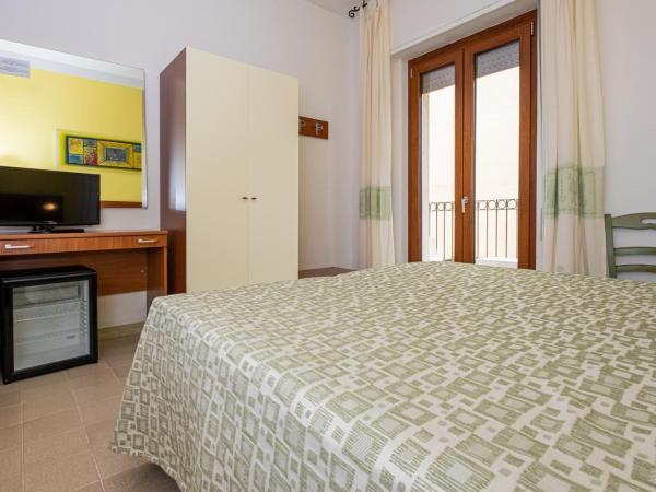 Hotel Il Gabbiano : photo 3 de la chambre chambre triple avec balcon
