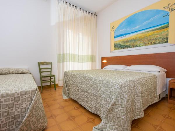 Hotel Il Gabbiano : photo 2 de la chambre chambre triple avec balcon
