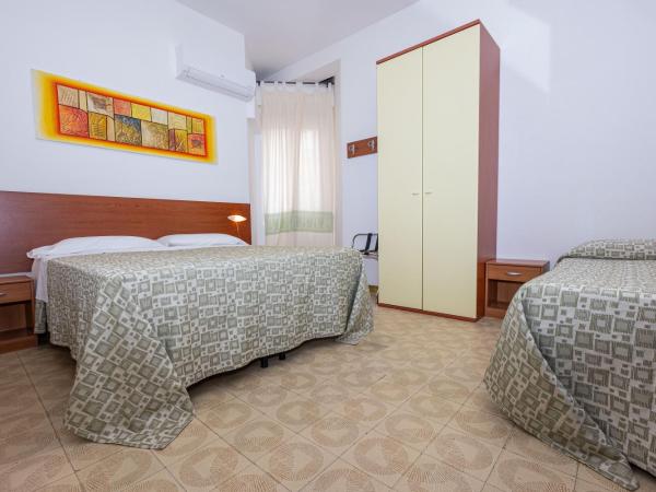 Hotel Il Gabbiano : photo 8 de la chambre chambre triple