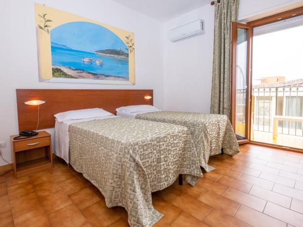 Hotel Il Gabbiano : photo 2 de la chambre chambre double avec balcon
