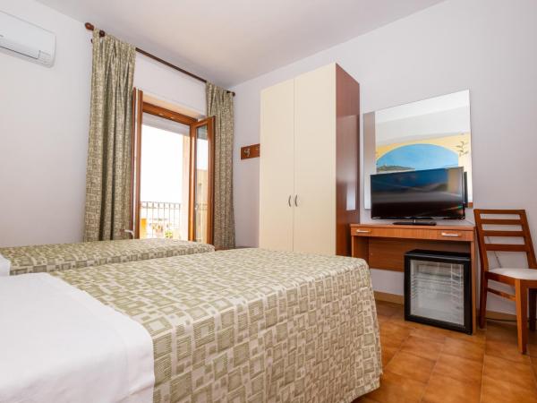Hotel Il Gabbiano : photo 3 de la chambre chambre double avec balcon