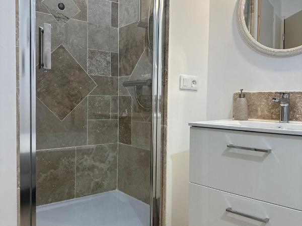 Maison des ambans chambres d'hotes hypercentre 200m de la gare et petit dejeuner inclus : photo 1 de la chambre chambre double deluxe avec douche