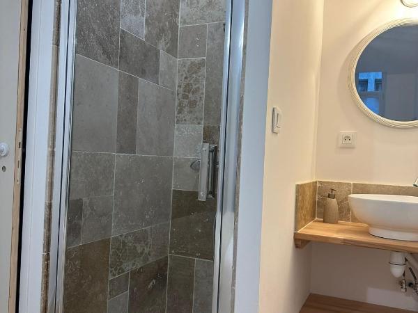 Maison des ambans chambres d'hotes hypercentre 200m de la gare et petit dejeuner inclus : photo 4 de la chambre suite - vue sur ville