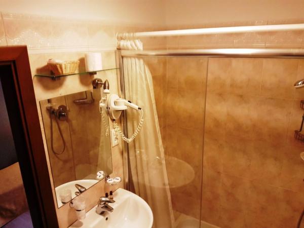 H o t e l S A N G A L L O : photo 3 de la chambre chambre quadruple