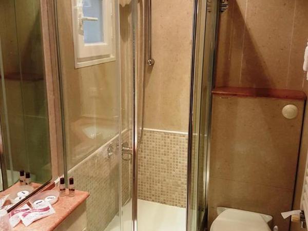 H o t e l S A N G A L L O : photo 2 de la chambre chambre triple