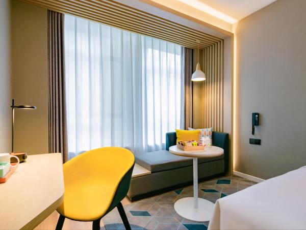 Holiday Inn Express Xi'an High Tech Zone North, an IHG Hotel : photo 6 de la chambre double room with mobility accessible roll in shower