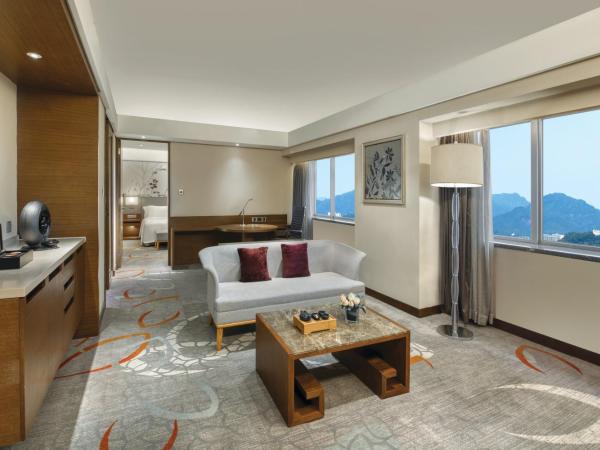 Crowne Plaza Guangzhou City Centre, an IHG Hotel - Free shuttle between hotel and Exhibition Center during Canton Fair & Exhibitor registration Counter : photo 4 de la chambre suite 1 chambre lit king-size