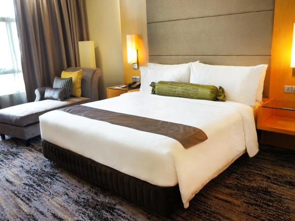 The Waterfront Hotel Kuching : photo 1 de la chambre chambre lit king-size deluxe