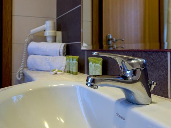 Manousos City Hotel : photo 6 de la chambre chambre lits jumeaux