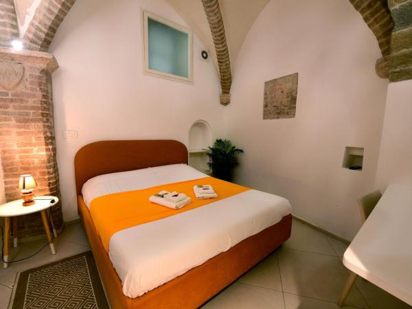 Little Italy Hostel Ex Chiesa S Donato : photo 5 de la chambre chambre lit king-size deluxe