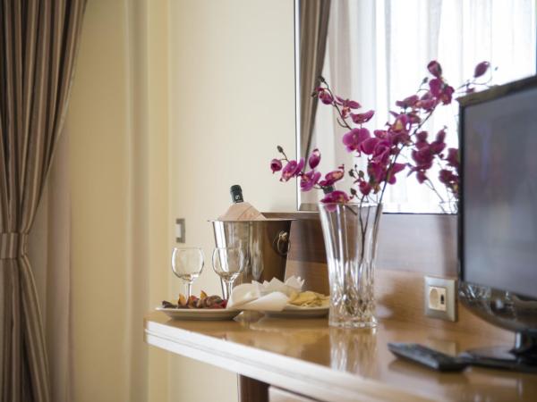 Manousos City Hotel : photo 6 de la chambre chambre lits jumeaux avec lit d’appoint - 301