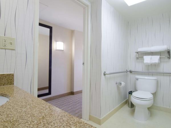 Hilton Los Angeles Airport : photo 3 de la chambre chambre de luxe avec 2 lits doubles et baignoire - accessible aux personnes à mobilité réduite/malentendantes