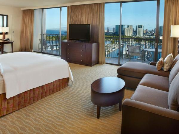 Hilton Hawaiian Village Waikiki Beach Resort : photo 3 de la chambre suite junior - tour arc-en-ciel - vue sur océan et port de plaisance