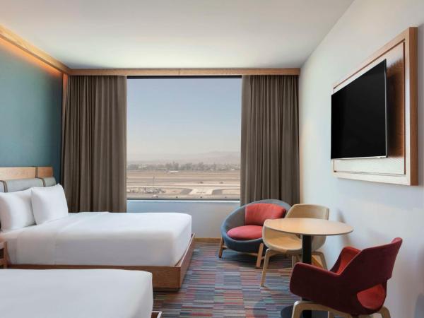 Hilton Garden Inn Guadalajara Airport : photo 1 de la chambre chambre 2 lits queen-size - vue sur aéroport