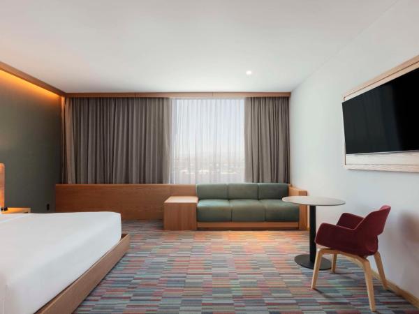 Hilton Garden Inn Guadalajara Airport : photo 1 de la chambre chambre lit king-size avec douche accessible en fauteuil roulant - adaptée aux personnes à mobilité réduite