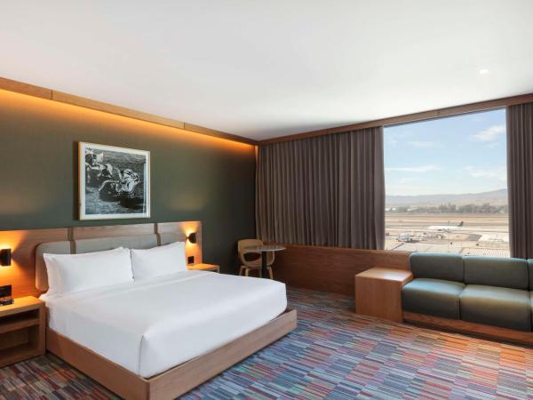 Hilton Garden Inn Guadalajara Airport : photo 2 de la chambre junior king suite with airport view