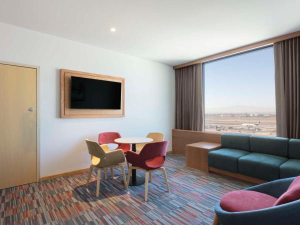 Hilton Garden Inn Guadalajara Airport : photo 3 de la chambre one-bedroom king suite with airport view