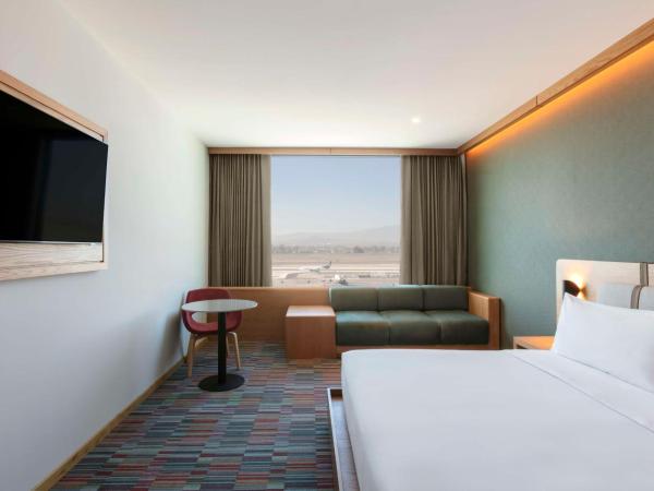 Hilton Garden Inn Guadalajara Airport : photo 1 de la chambre chambre lit king-size - vue sur aéroport