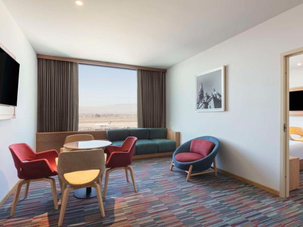 Hilton Garden Inn Guadalajara Airport : photo 4 de la chambre one-bedroom king suite with airport view