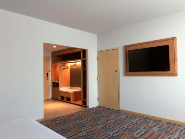Hilton Garden Inn Guadalajara Airport : photo 5 de la chambre junior king suite with airport view
