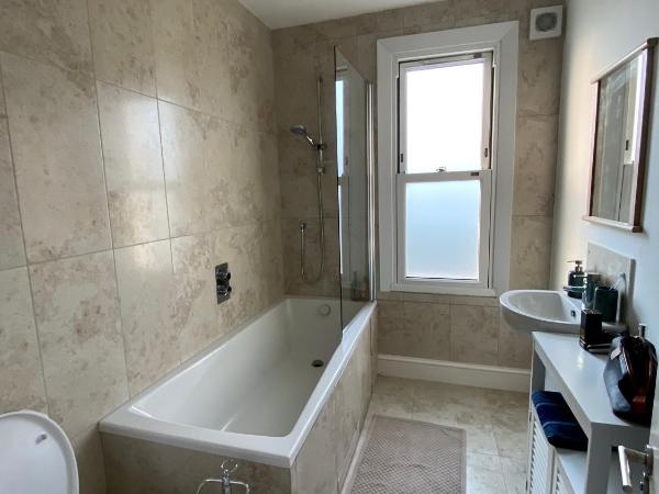 Entire house Wimbledon Lodge : photo 5 de la chambre chambre double avec salle de bains privative