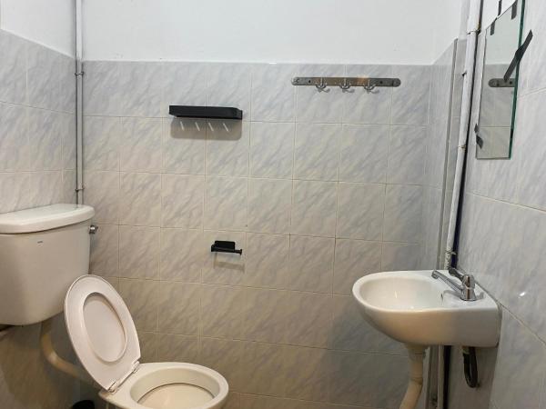 Aayu Muntri : photo 6 de la chambre chambre lit queen-size avec salle de bains commune