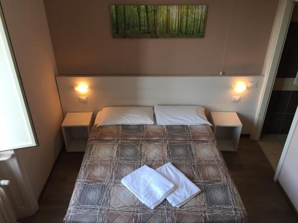 Hotel Kennedy : photo 3 de la chambre chambre double ou lits jumeaux avec salle de bains