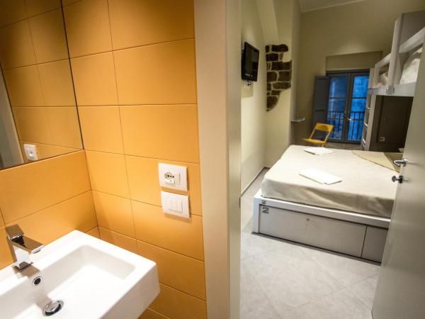 Little Italy Hostel Ex Chiesa S Donato : photo 6 de la chambre chambre deluxe double ou lits jumeaux