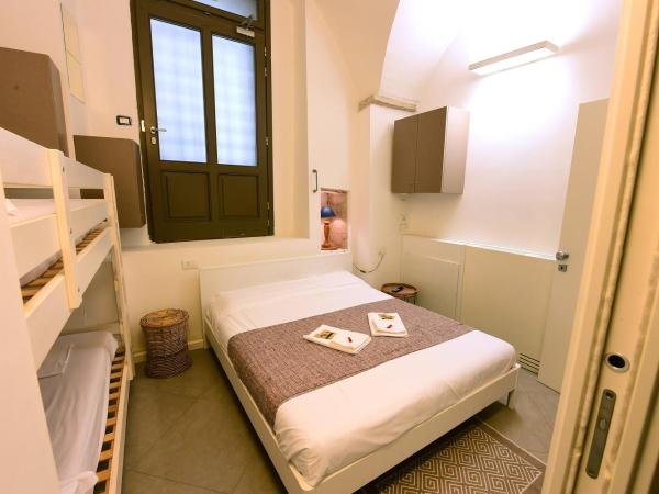 Little Italy Hostel Ex Chiesa S Donato : photo 7 de la chambre chambre deluxe double ou lits jumeaux