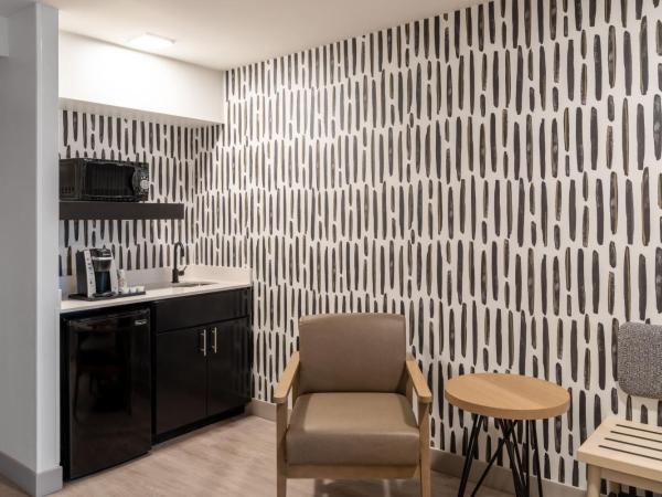 Atwell Suites Austin Airport, an IHG Hotel : photo 5 de la chambre suite queen avec 2 lits queen-size et douche à l'italienne accessible aux personnes à mobilité réduite