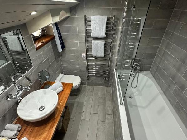 Le Sorelle : photo 4 de la chambre chambre lits jumeaux avec salle de bains privative