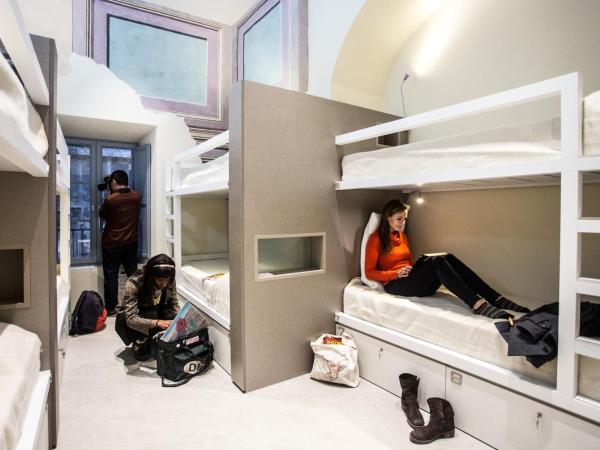 Little Italy Hostel Ex Chiesa S Donato : photo 2 de la chambre lit dans dortoir mixte de 8 lits