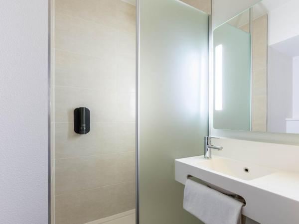 B&B HOTEL Lille Roubaix Campus Gare : photo 8 de la chambre chambre double