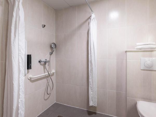 B&B HOTEL Lille Roubaix Campus Gare : photo 2 de la chambre chambre double - accessible aux personnes à mobilité réduite