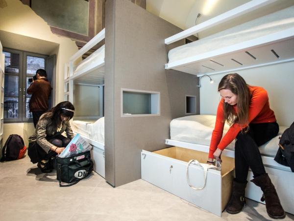 Little Italy Hostel Ex Chiesa S Donato : photo 1 de la chambre chambre familiale avec salle de bains privative