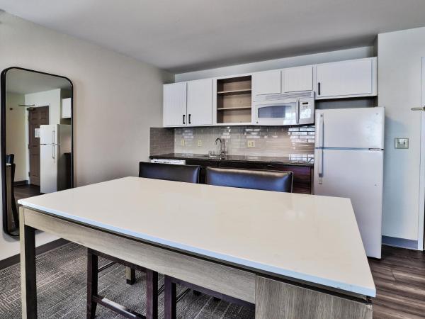 Staybridge Suites - Albuquerque Airport, an IHG Hotel : photo 4 de la chambre suite lit queen-size
