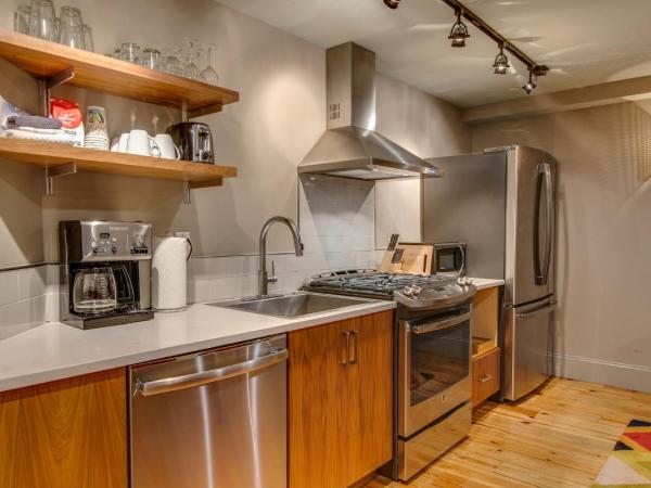 Nashville Riverfront Lofts : photo 3 de la chambre deluxe king suitedowntown deluxe king suite w/kitchen & living room - unit 1