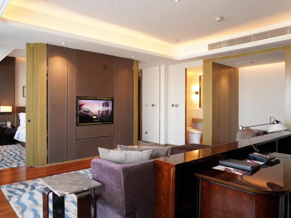 Crowne Plaza Dalian Sports Center, an IHG Hotel : photo 9 de la chambre suite 1 chambre lit king-size avec pièce à vivre