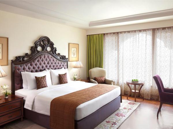 Taj Krishna : photo 6 de la chambre chambre taj club avec lit king-size - vue sur ville