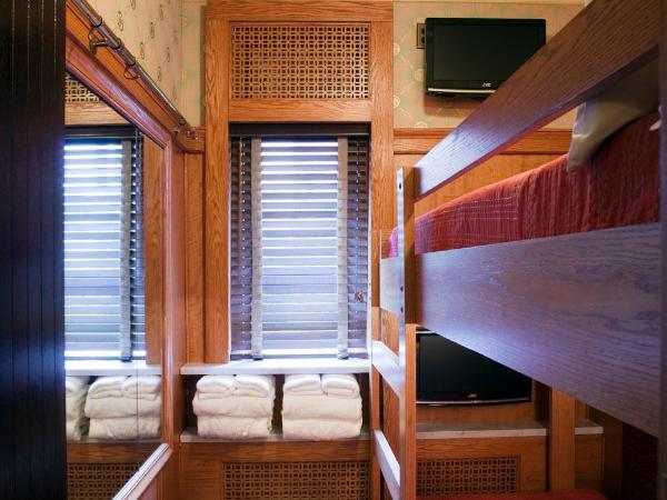 The Jane Hotel : photo 1 de la chambre cabine lit superposé avec salle de bains commune