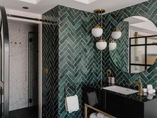 The Halyard Liverpool, Vignette Collection, an IHG Hotel : photo 5 de la chambre one-bedroom suite with balcony and dock view - top floor