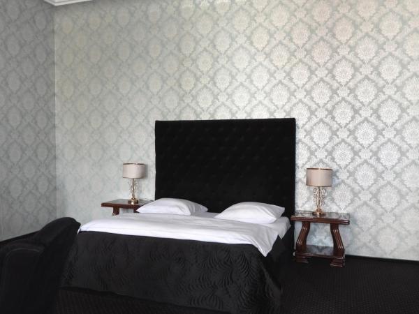 Matejki 8 : photo 6 de la chambre the karge suite with king-size bed, balcony and open bathroom