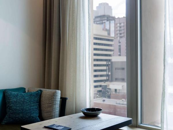 QT Melbourne : photo 4 de la chambre chambre lit king-size exécutif qt