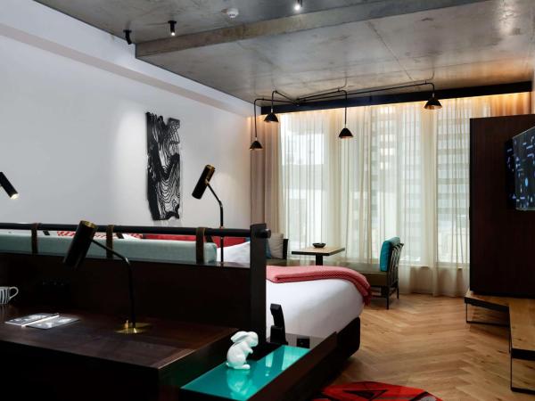 QT Melbourne : photo 1 de la chambre chambre lit king-size exécutif qt